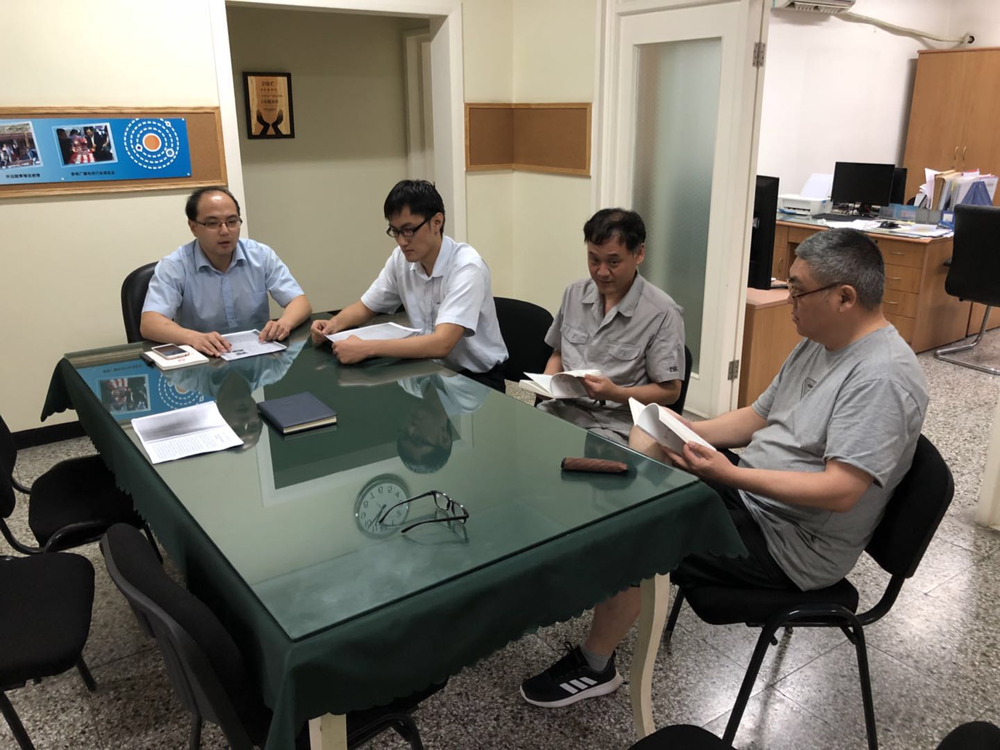 不忘初心  重溫入黨志愿書 ——衛星黨小組主題黨日活動簡報