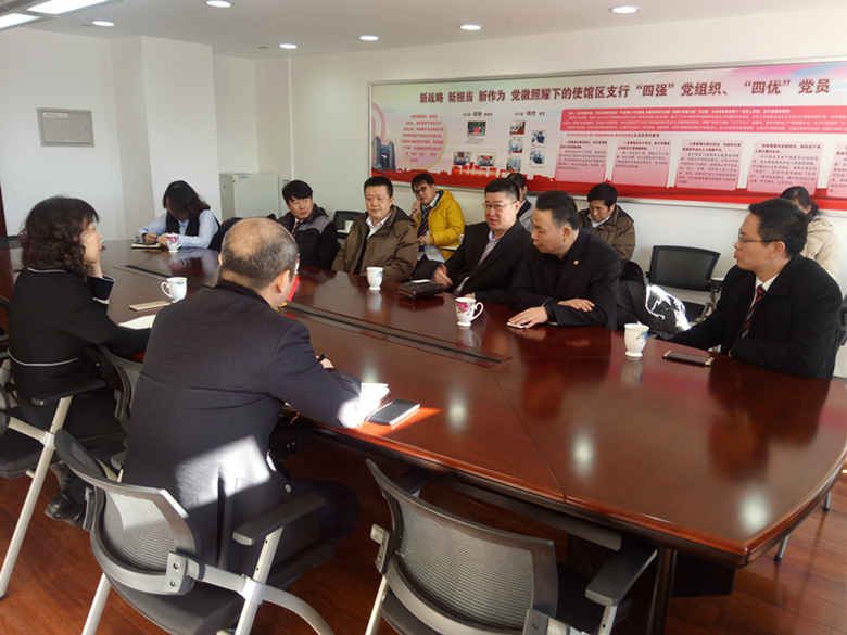 良好開端，行穩致遠 ——公司劉勇副總經理查看中行使館區支行物業項目簡報